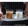 Tasse à mesurer le verre avec du lait